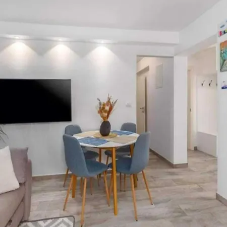 Two Bedroom With Terrace 아파트 *